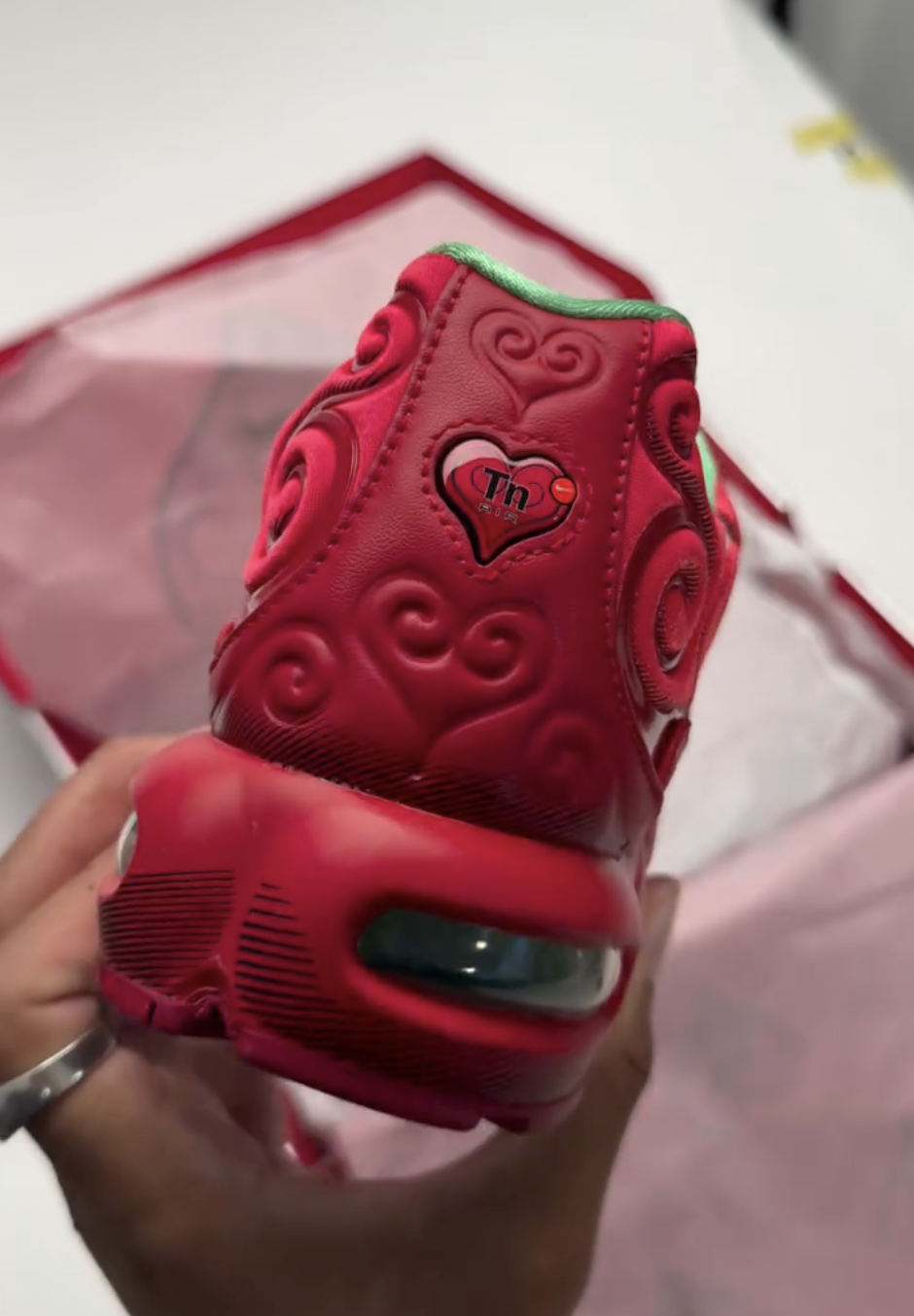 海贼王 x Nike 实物来了,这次能冲吗?